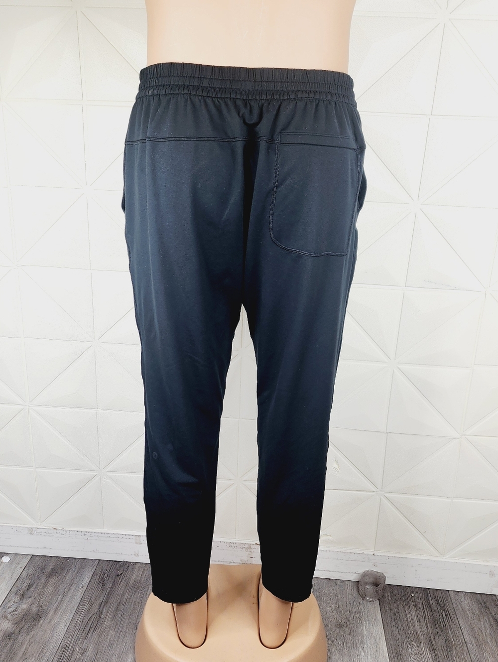 lululemon athletica Men's Black Elastic Drawstring Joggers - Picture 4 of 6